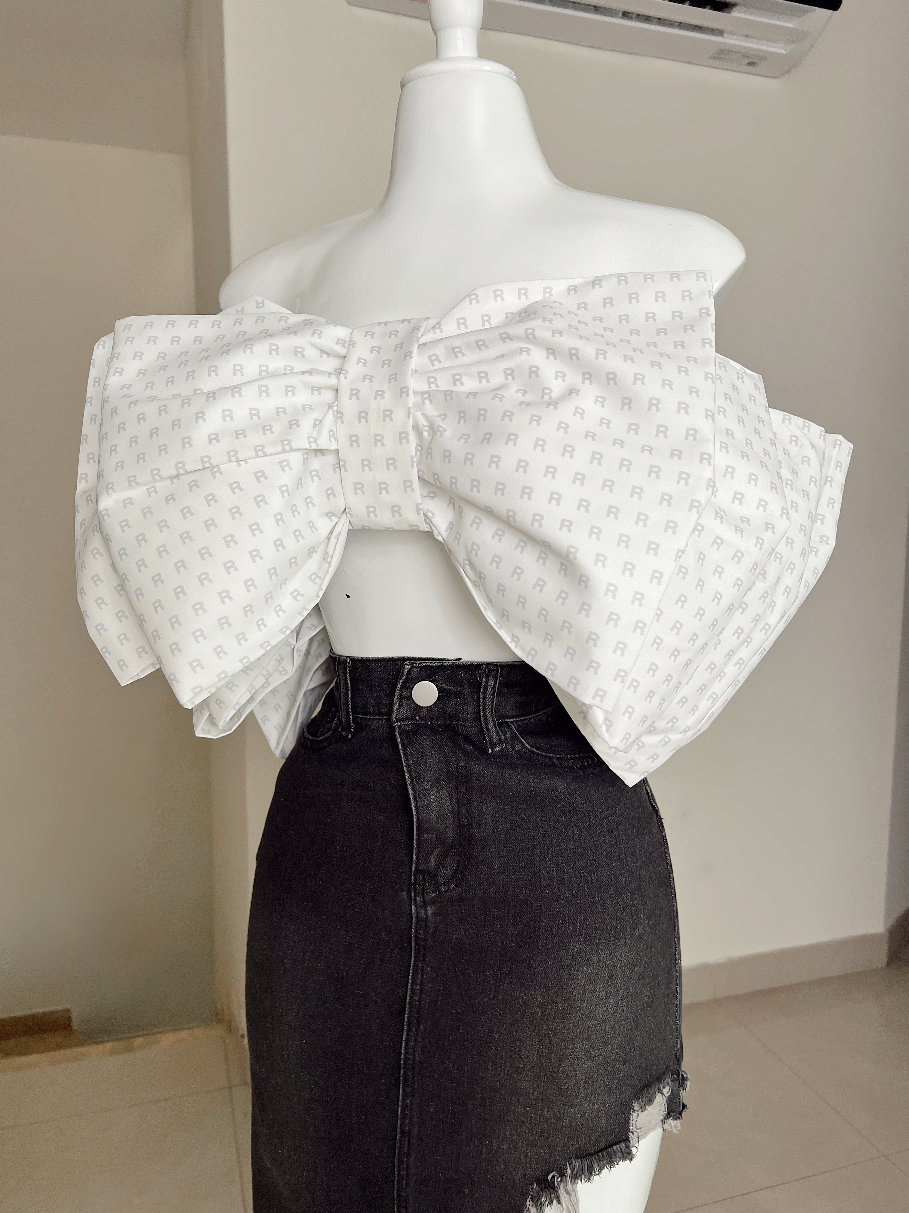 BLUSA BLANCA MOÑO