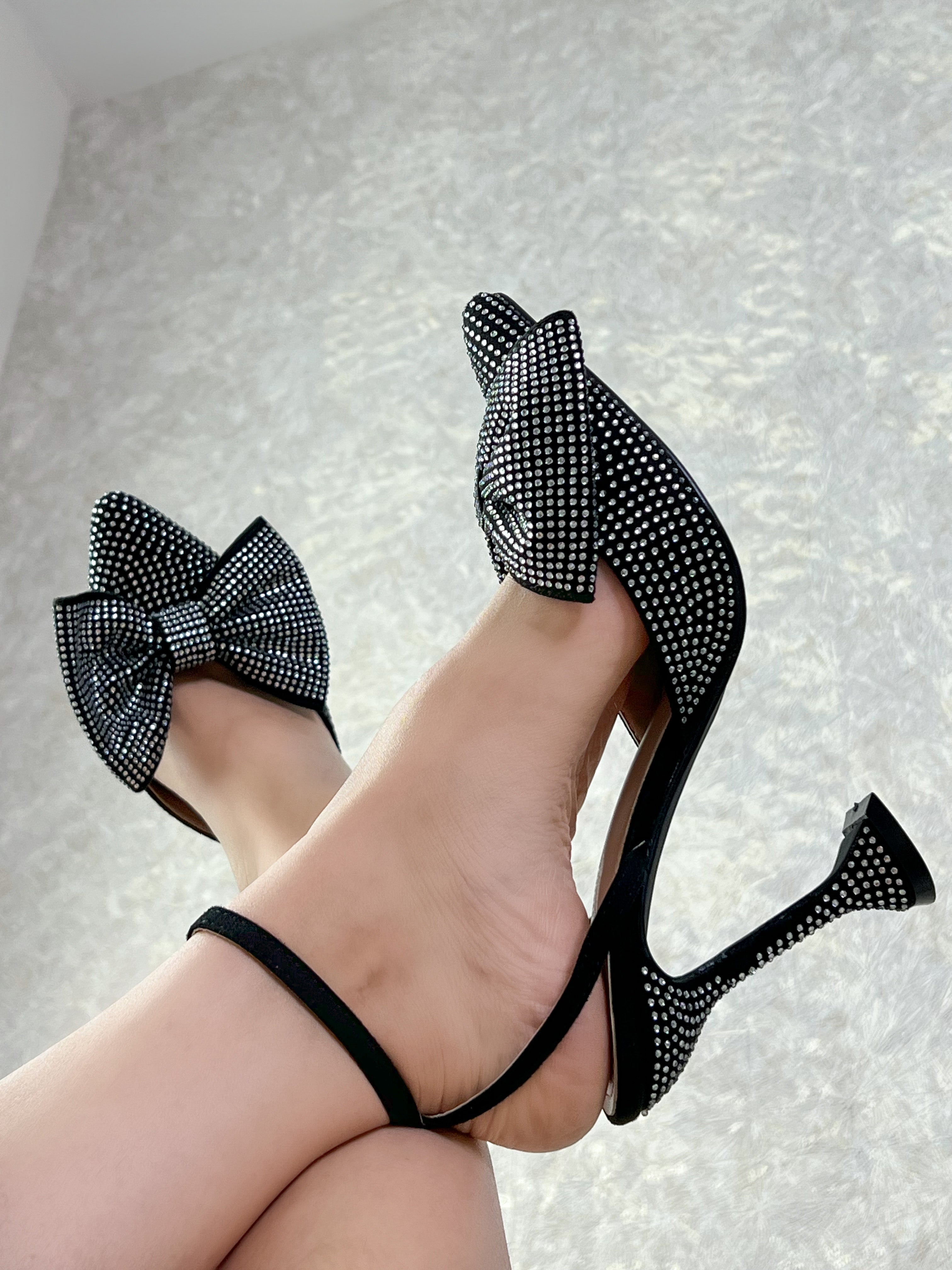 ZAPATILLA CON MOÑITO NEGRA