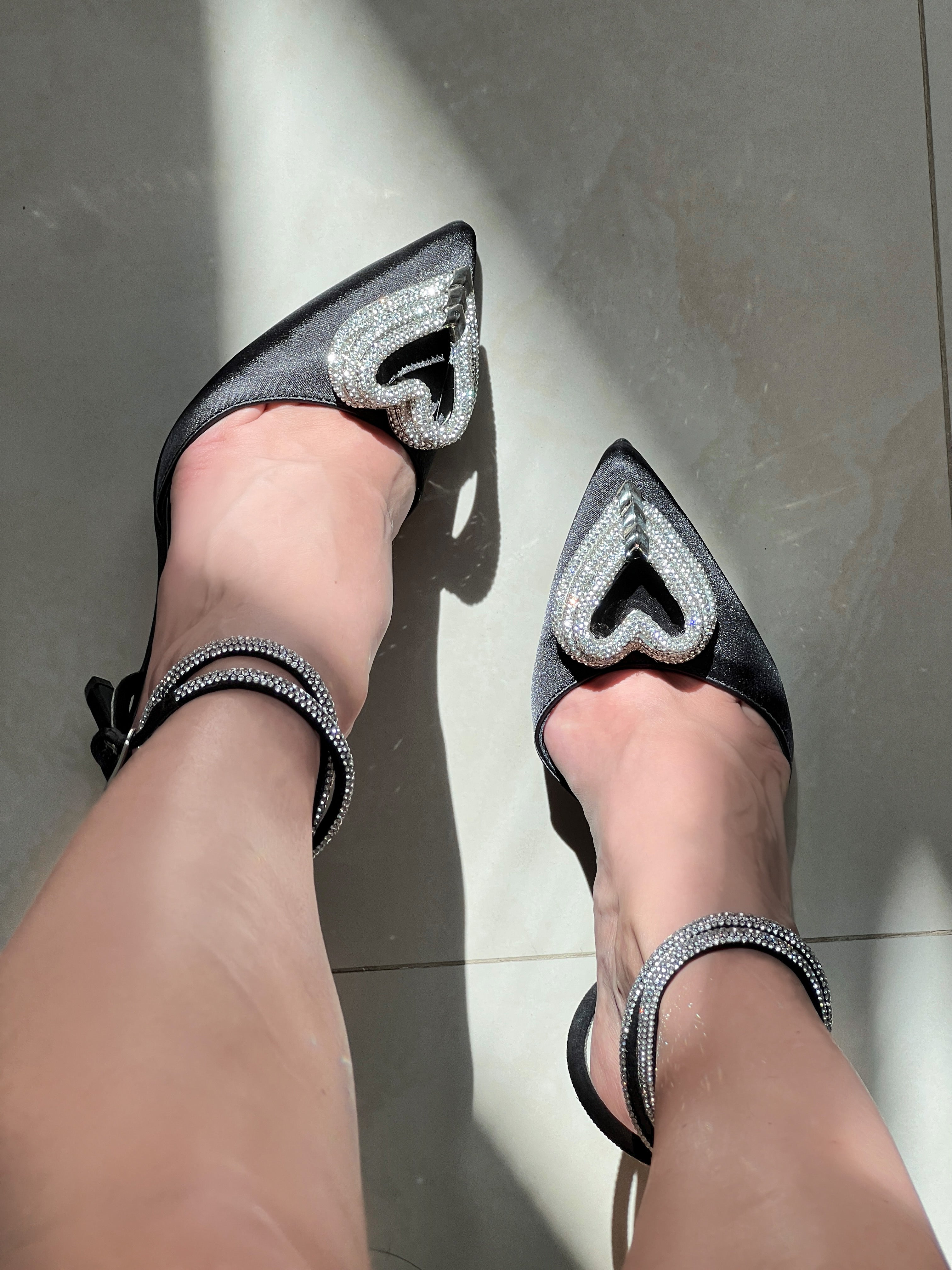 ZAPATILLA NEGRA CON CORAZÓN 3D