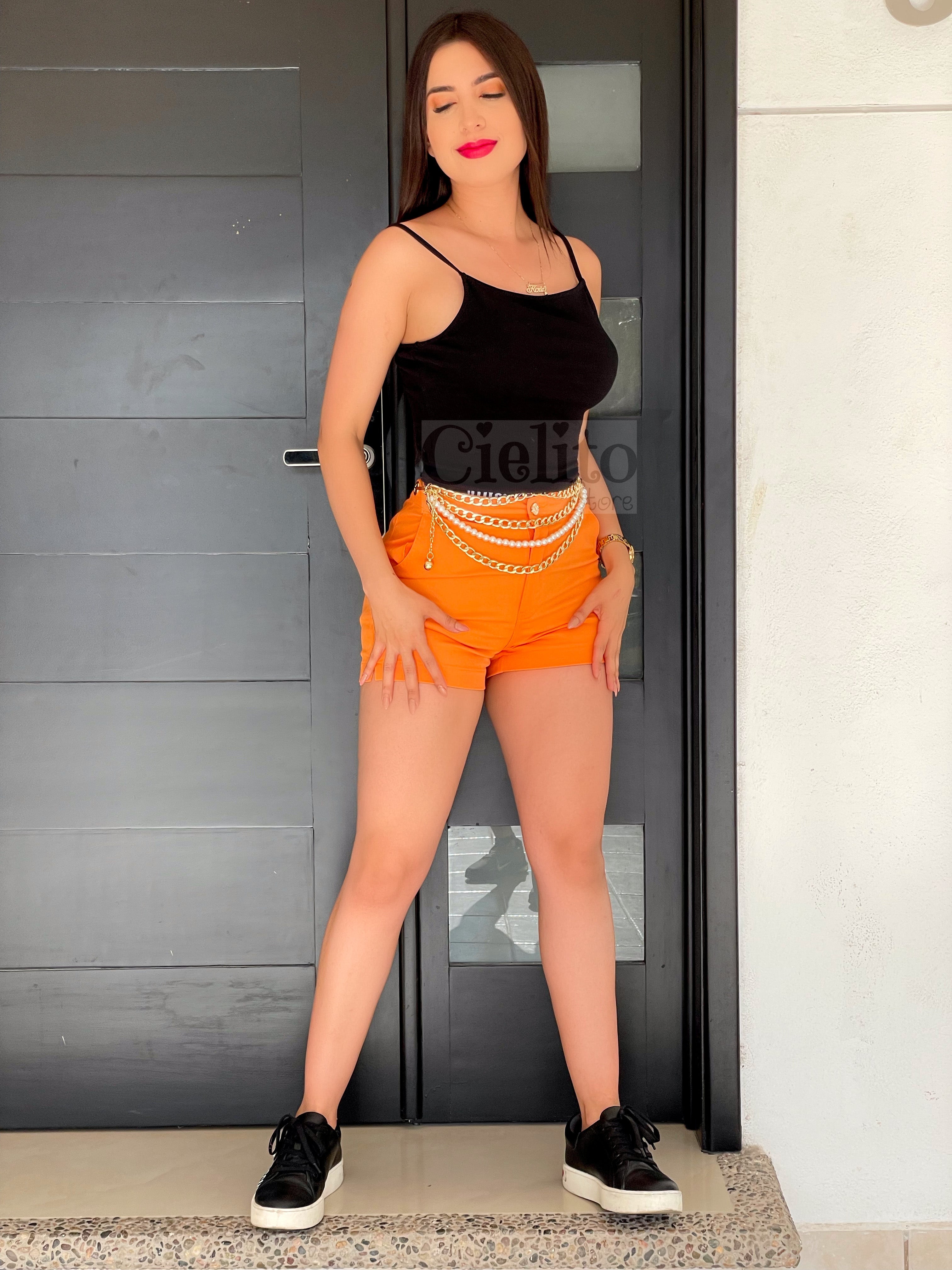 Short naranja con cinturón de Cadena