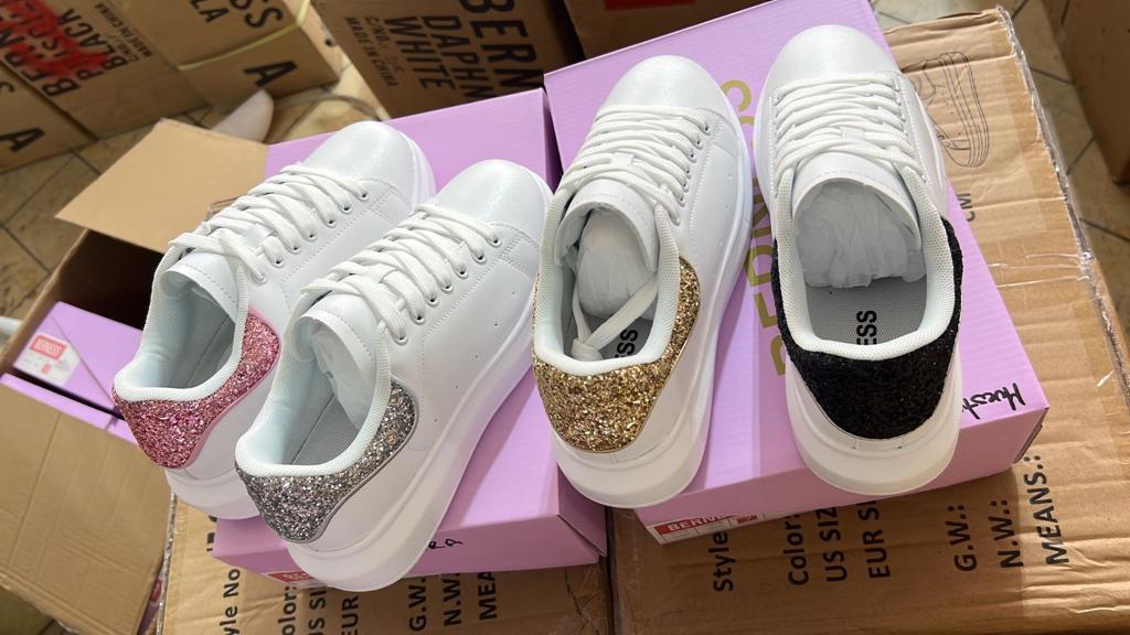 TENIS BLANCOS CON DORADO