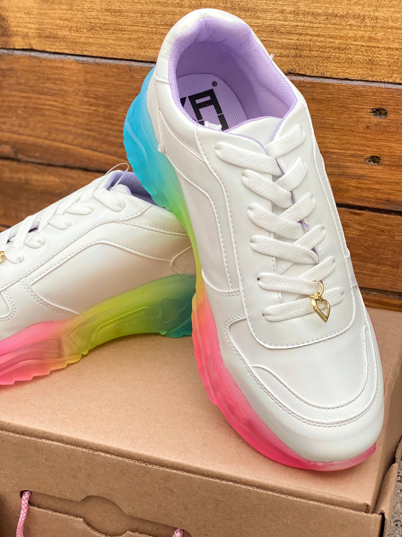 Tenis blancos con online arcoiris