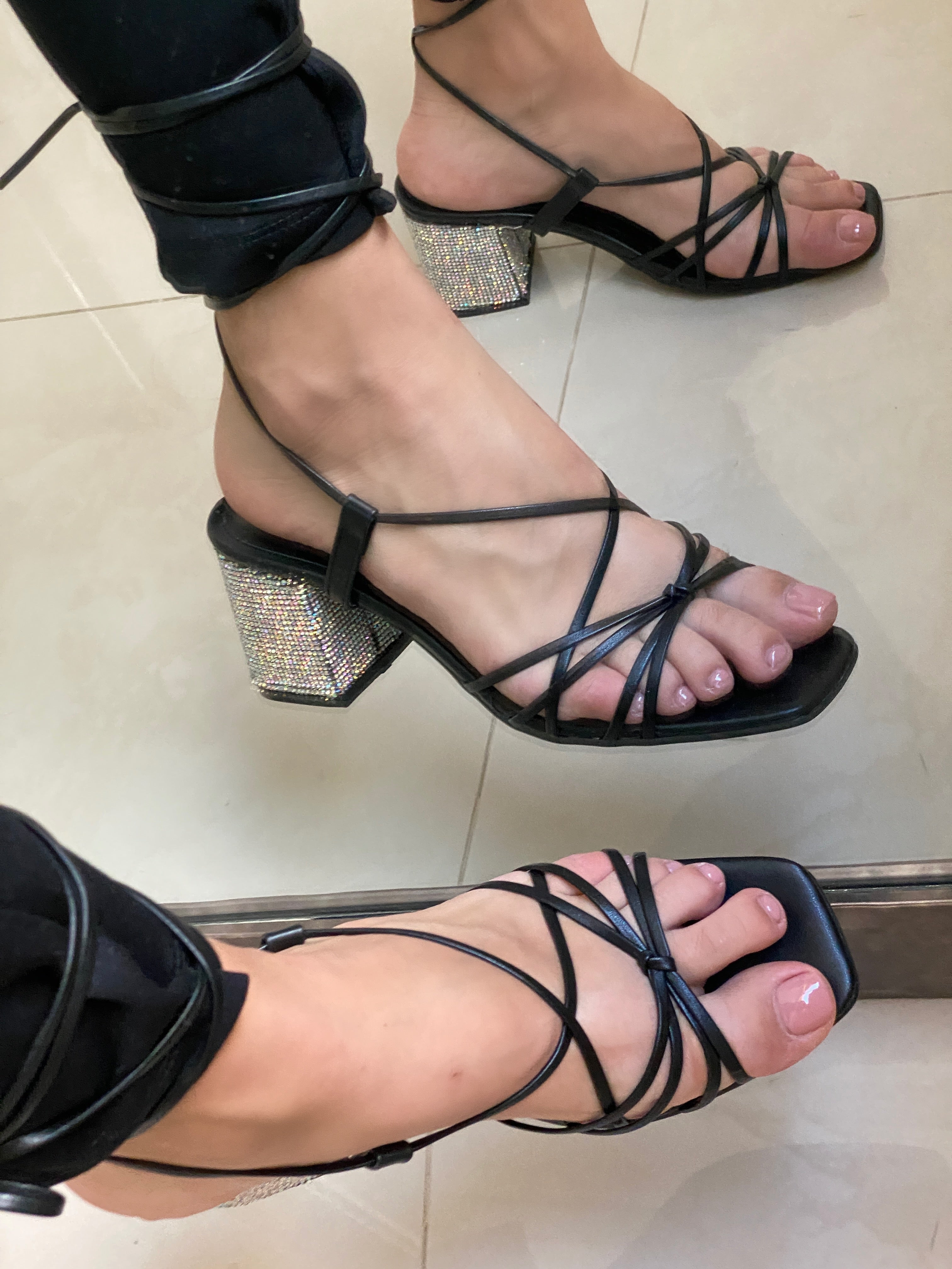 Zapatilla negra con tacón de pedrería