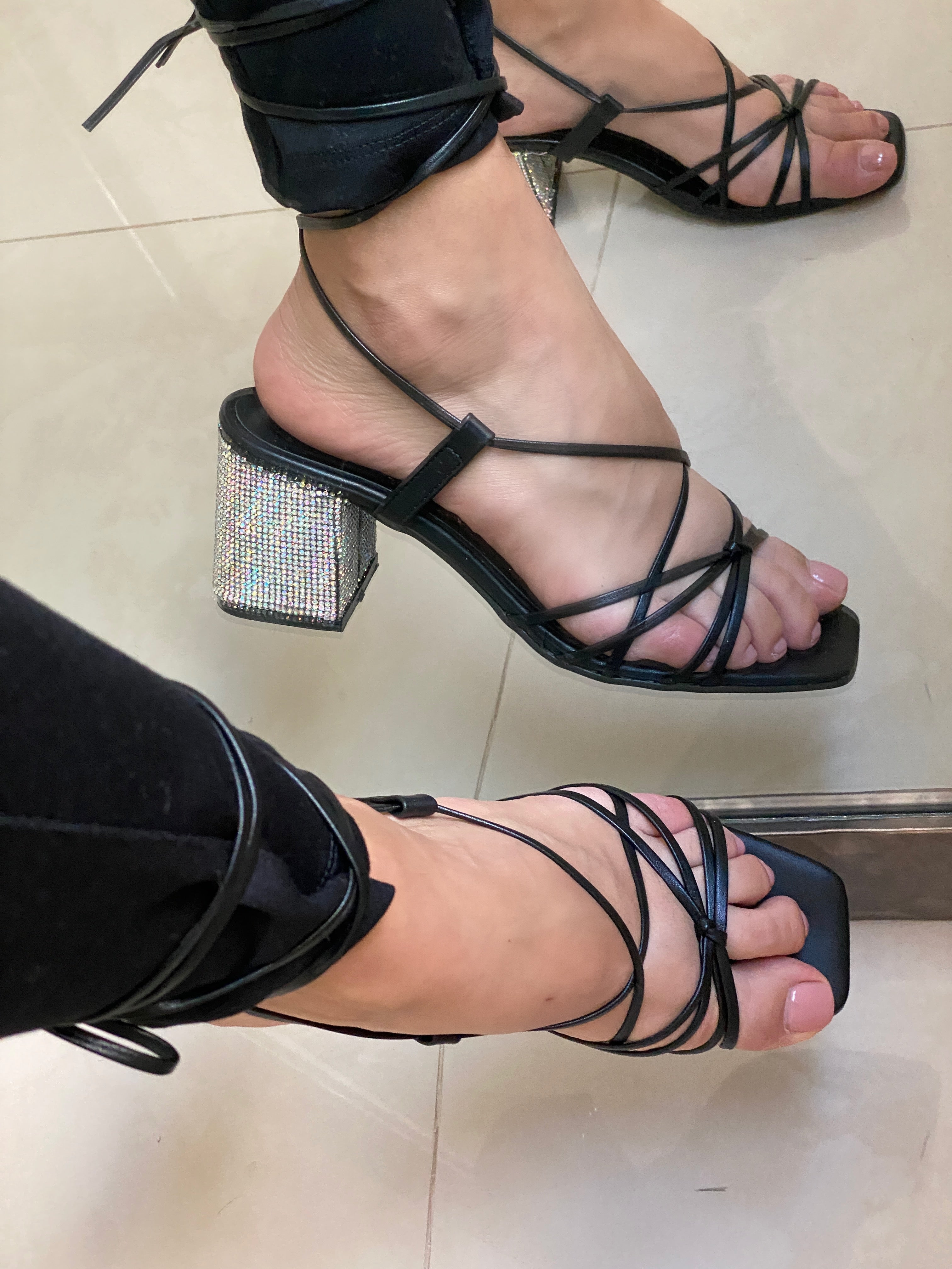 Zapatilla negra con tacón de pedrería